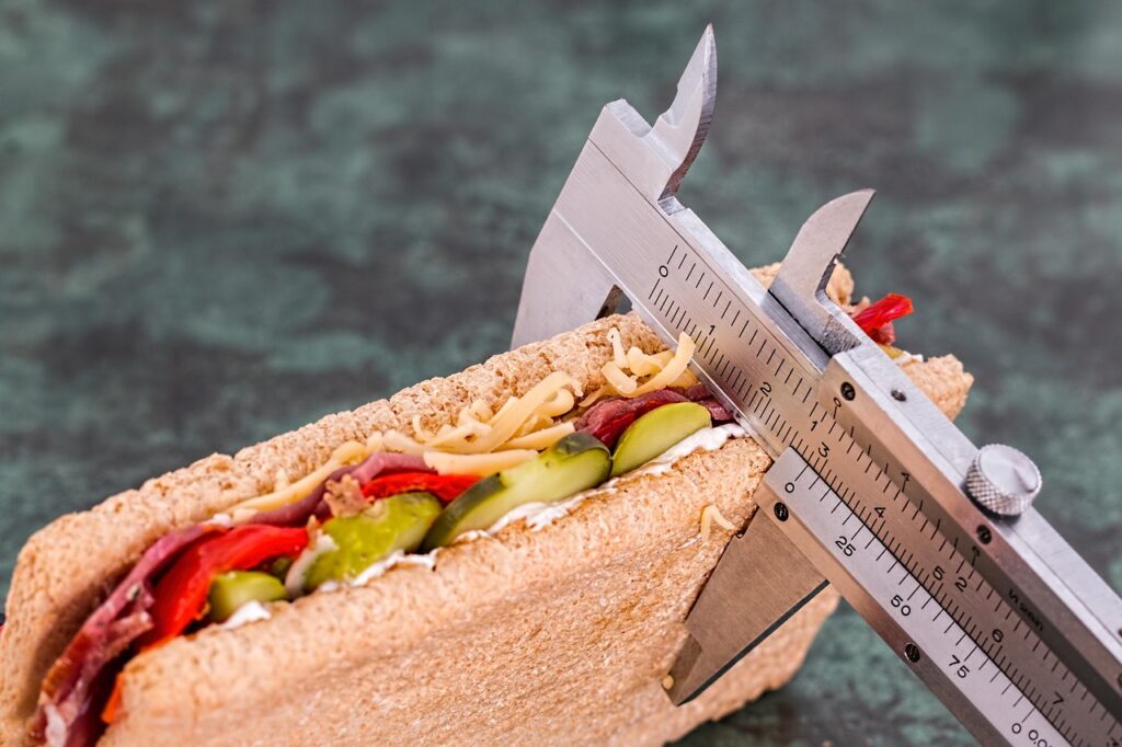 Sandwich mesuré au pied à coulisse pour évaluer les portions