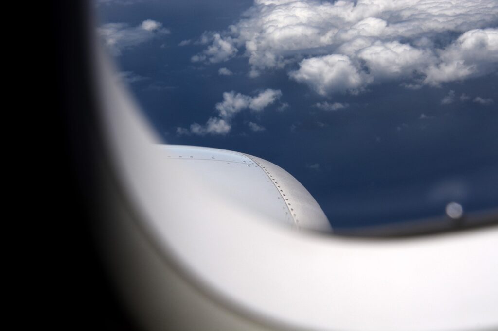 Vue depuis le hublot d'un avion au-dessus des nuages
