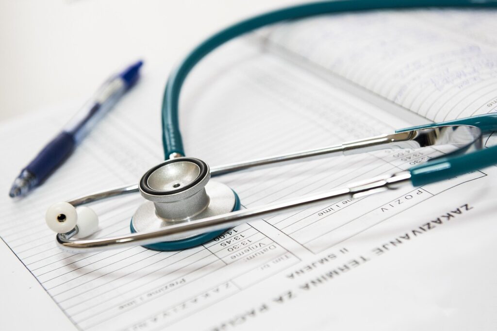 Stéthoscope posé sur un dossier médical